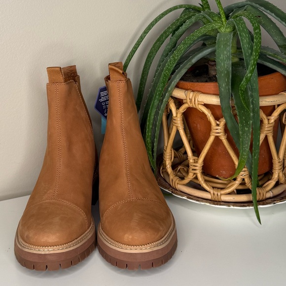 TOMS Dakota Chelsea Boots Women 8 Tan Water Resistant Leather NWT Lug Sole - Picture 3 of 14
